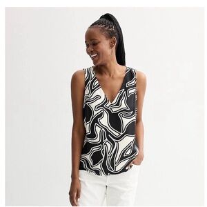 Nine West Essential V-Neck Women’s Blouse- Black and White Pattern- Size Medium